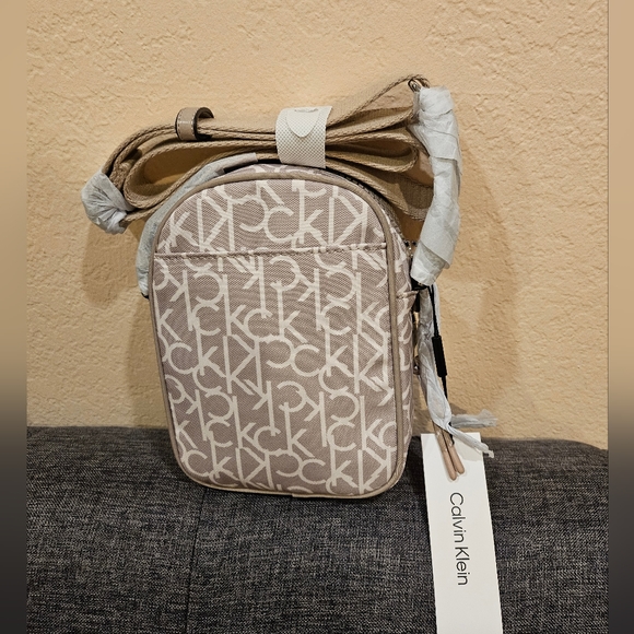 Calvin Klein Evie Crossbody Bag - Picture 3 of 4